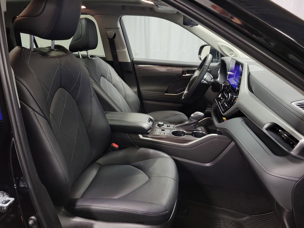 Used 2025 Toyota Highlander Platinum image 30