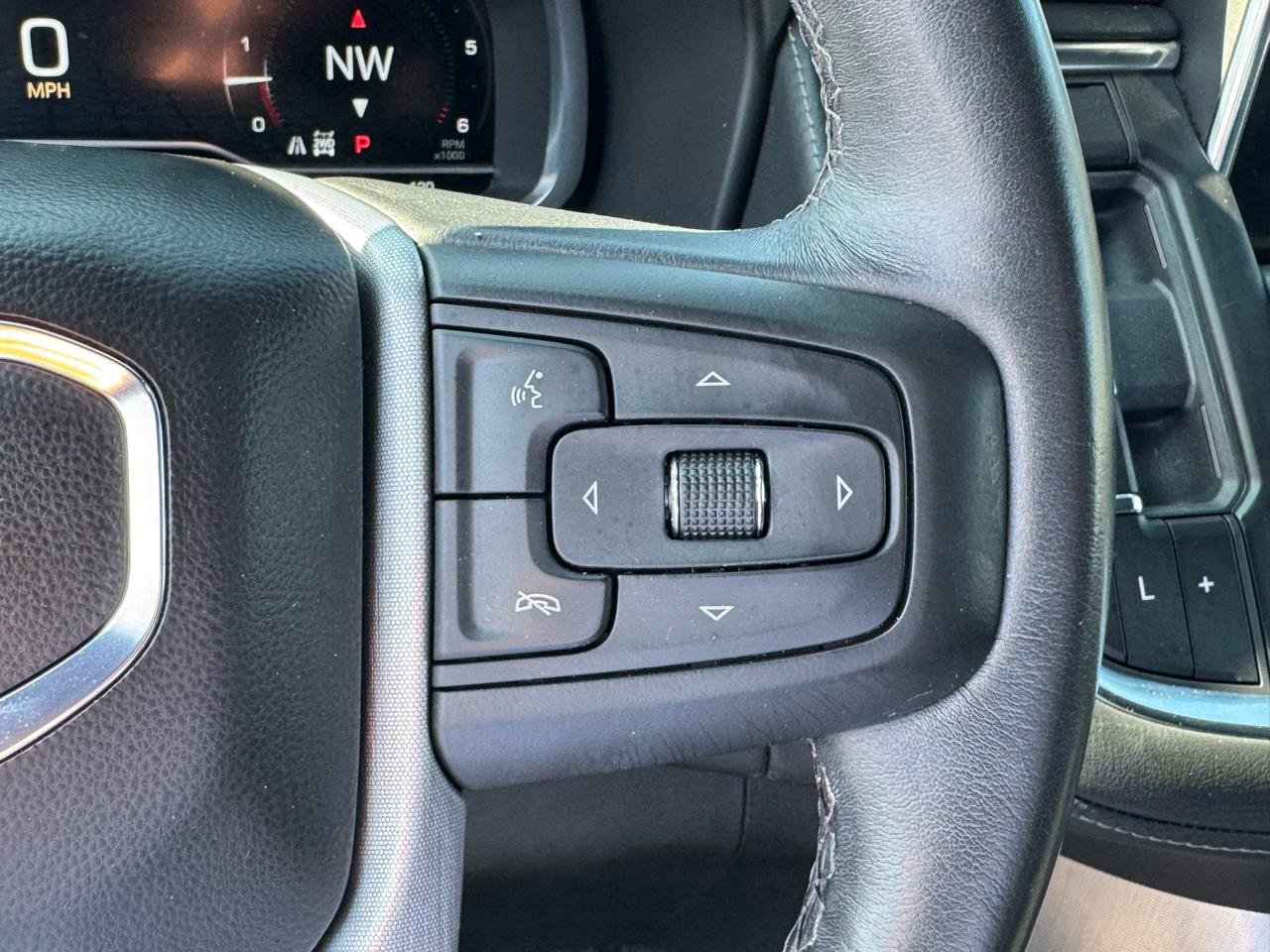 Used 2022 GMC Yukon SLE image 26