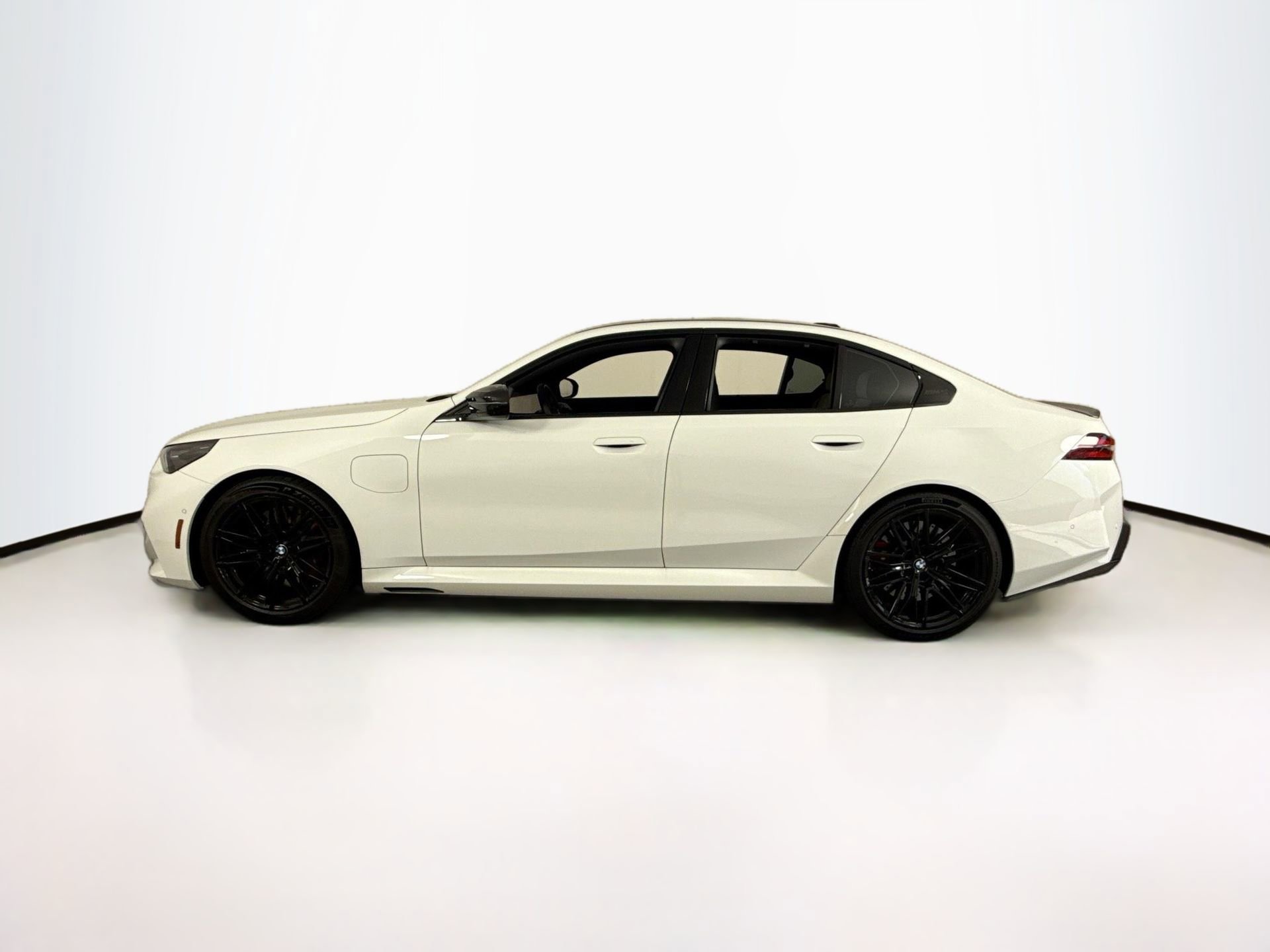 Used 2025 BMW M5 w/ Carbon Package AWD/4WD image 4