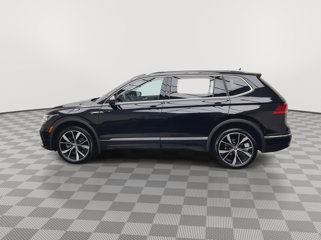 Used 2022 Volkswagen Tiguan SEL R-Line AWD/4WD image 38