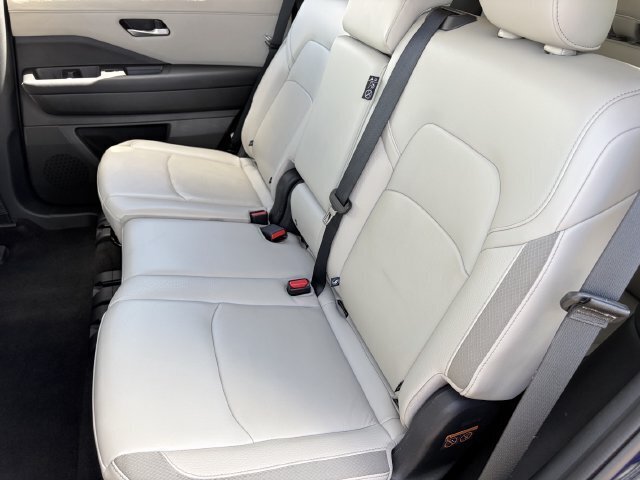 Used 2025 Nissan Pathfinder SL FWD image 18