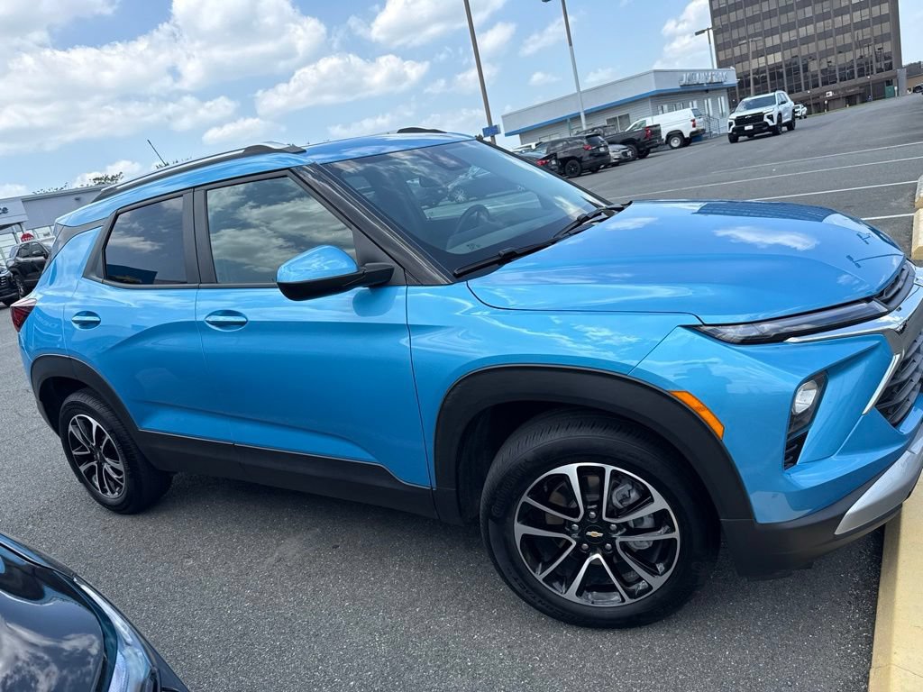 Used 2026 Chevrolet Trax RS w/ Sunroof Package FWD image 3