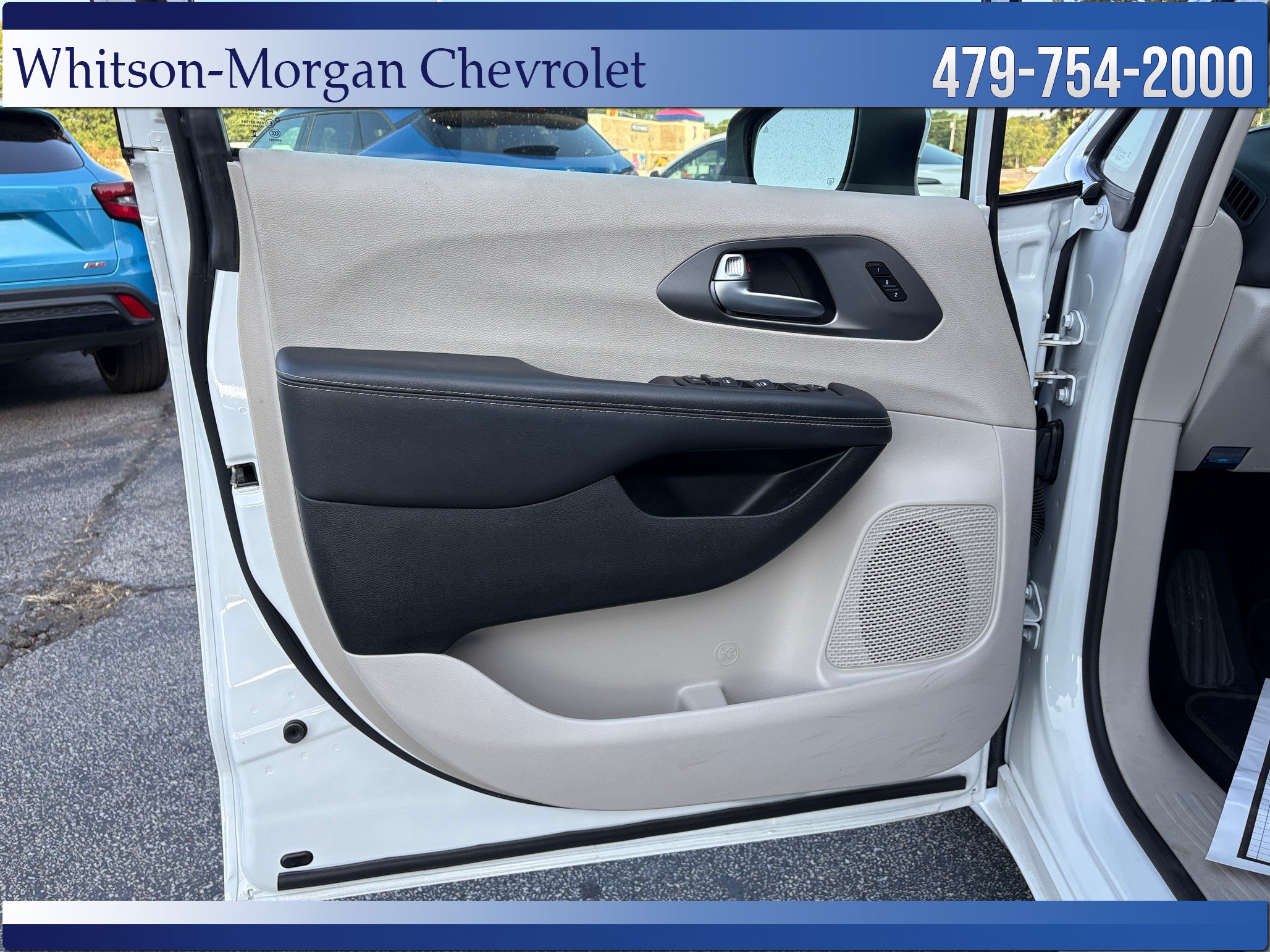 Used 2023 Chrysler Pacifica Touring-L FWD image 13