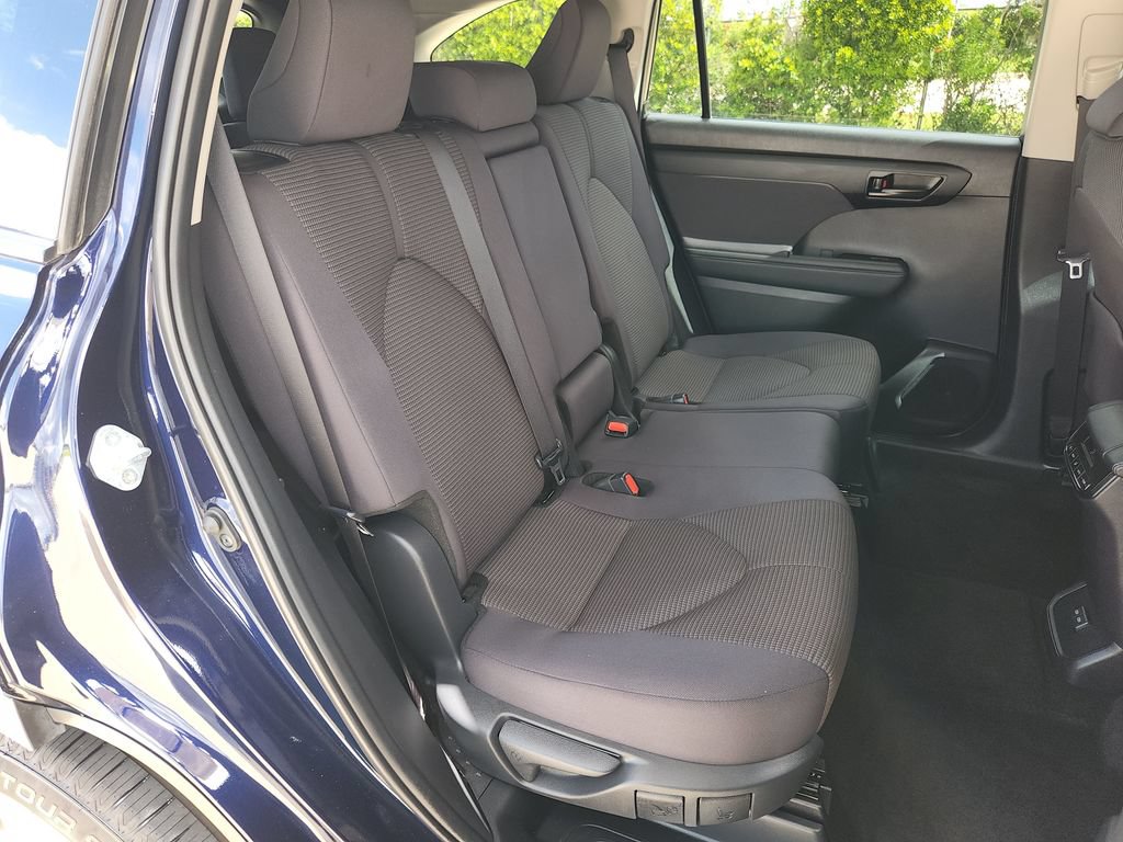 Used 2025 Toyota Highlander LE FWD image 16