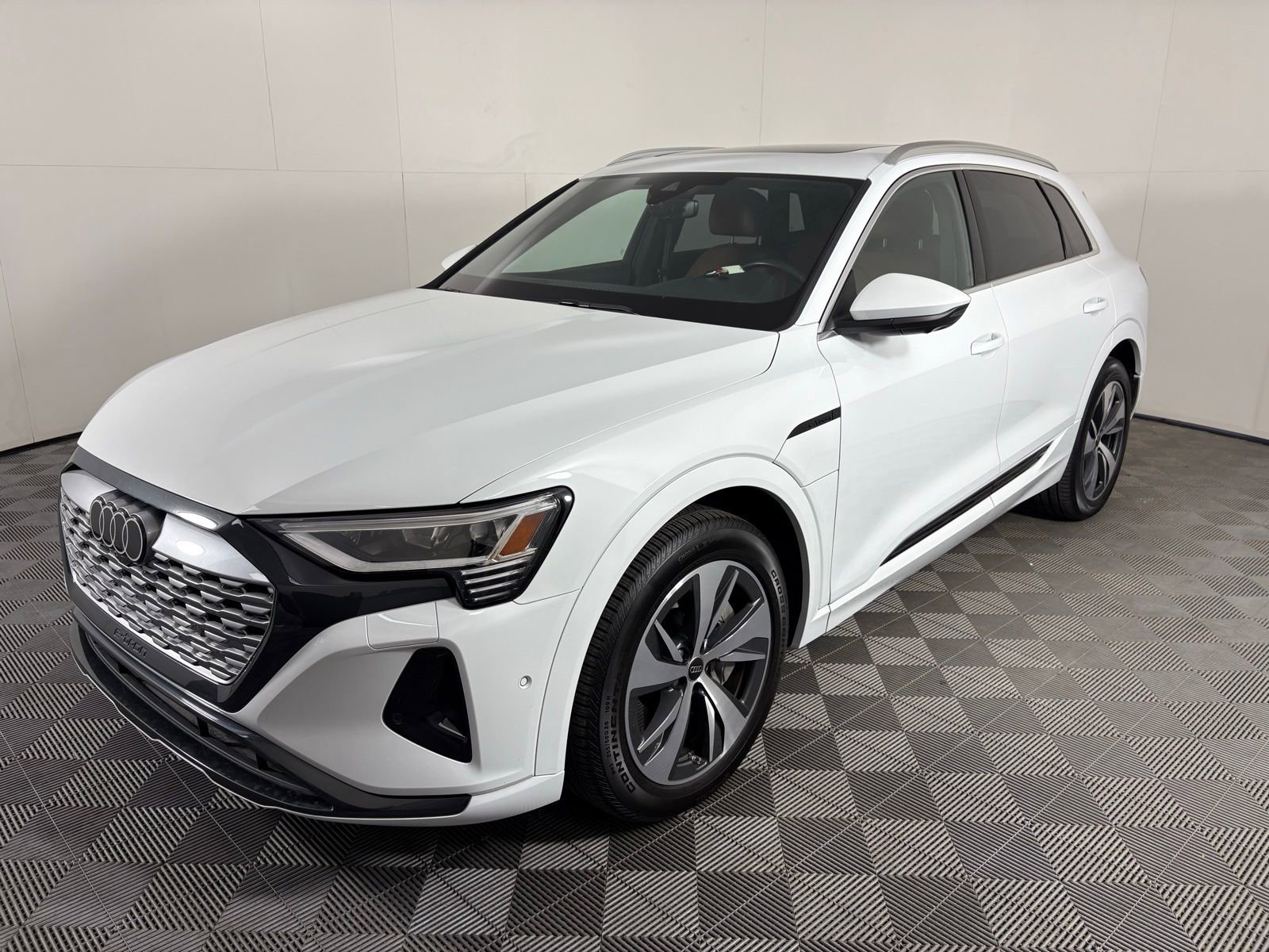 Used 2024 Audi Q8 e-tron Premium Plus w/ Premium Plus Package image 4