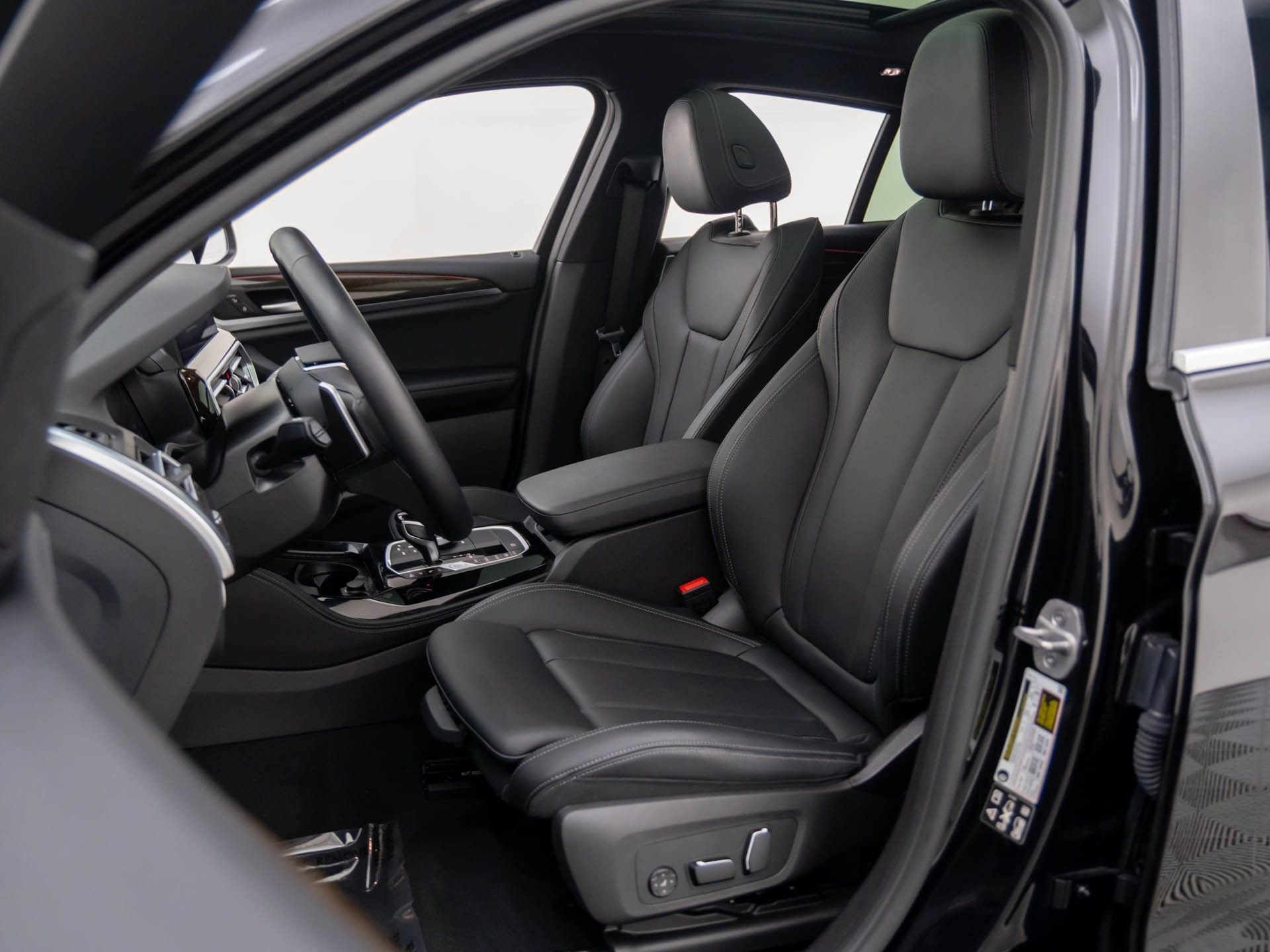 Certified 2025 BMW X4 xDrive30i image 17