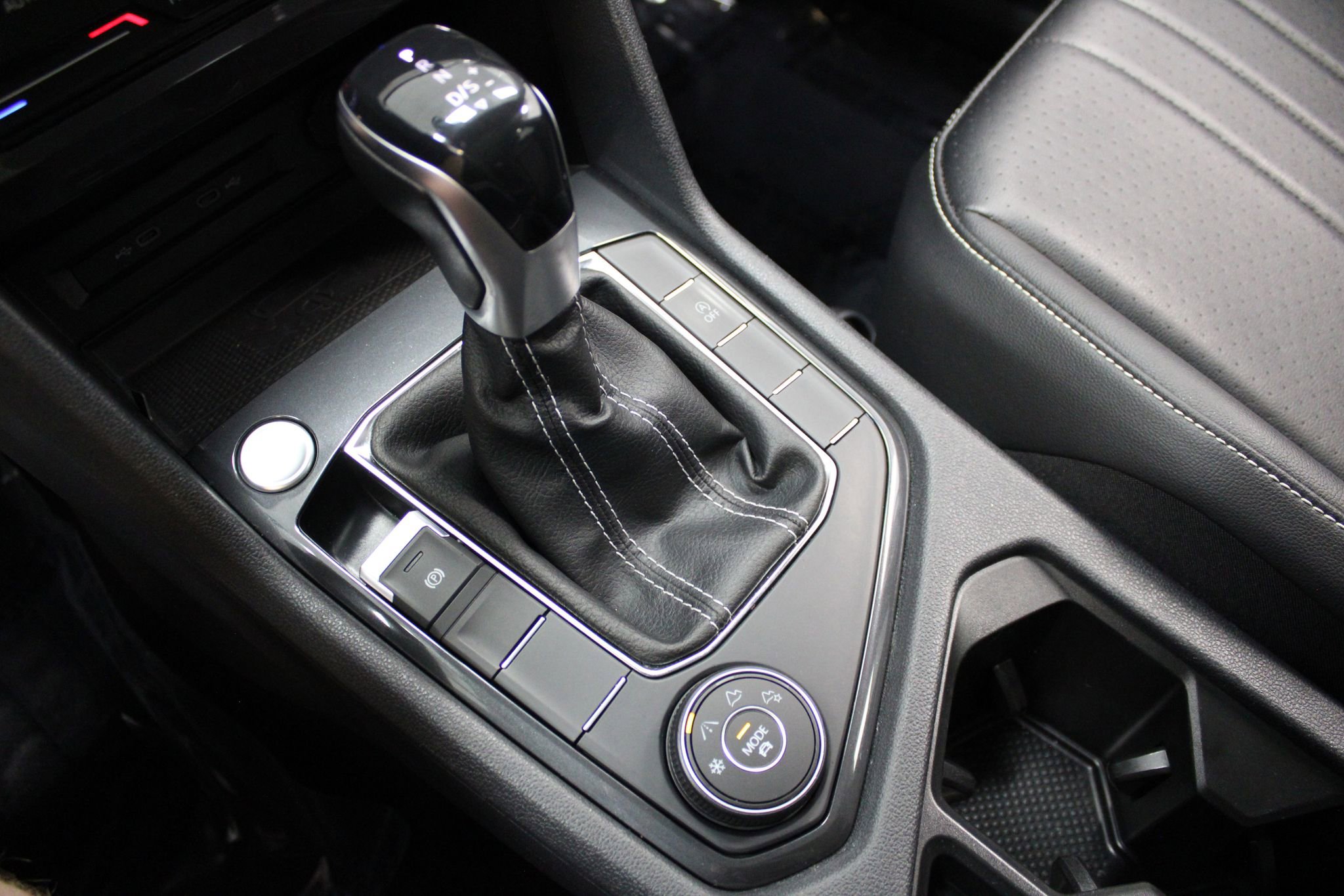 Used 2022 Volkswagen Tiguan SE AWD/4WD image 37