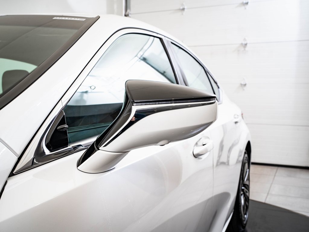 Certified 2025 Lexus ES 300h w/ Luxury Package image 17