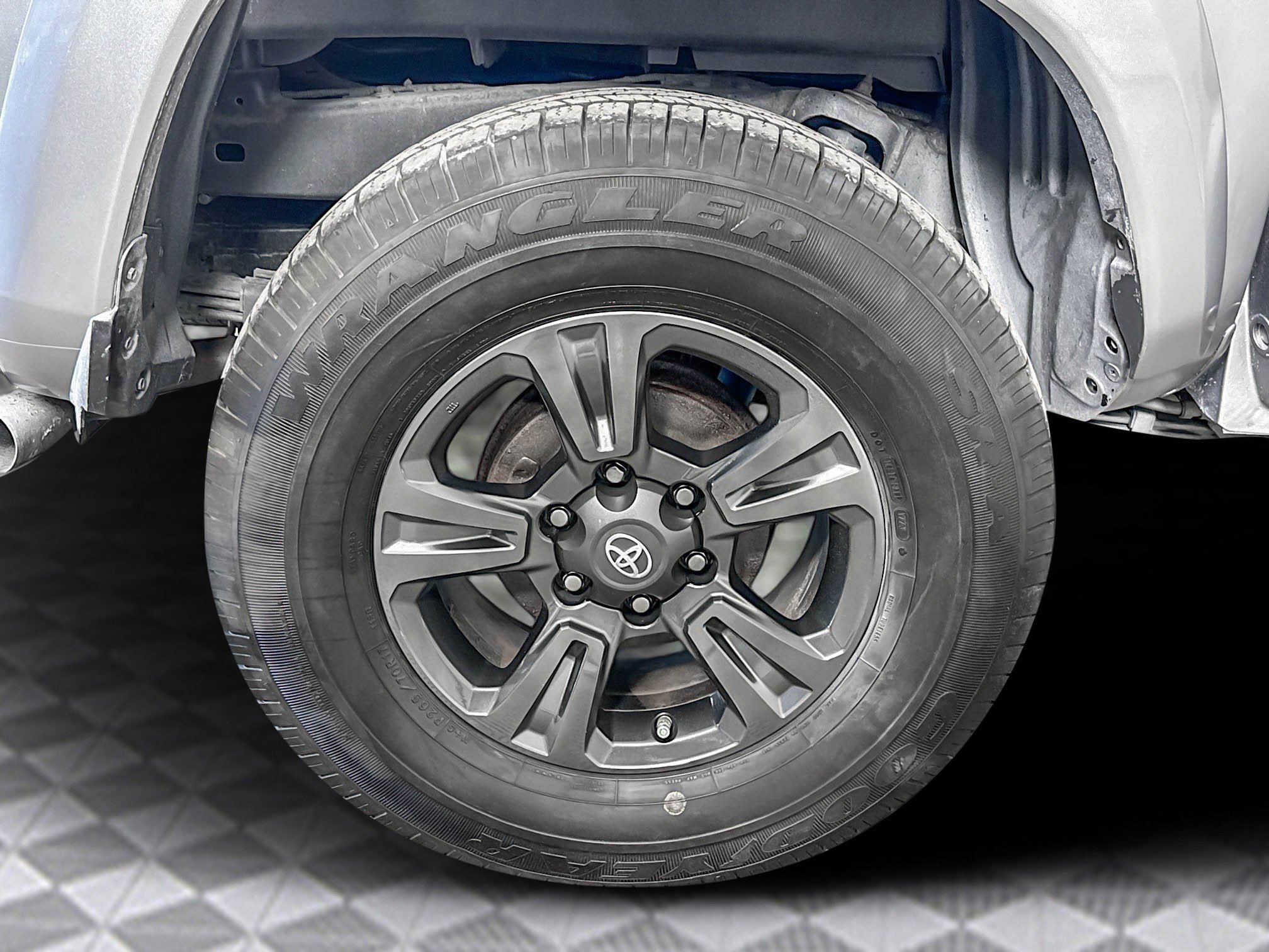 Used 2017 Toyota Tacoma SR image 33