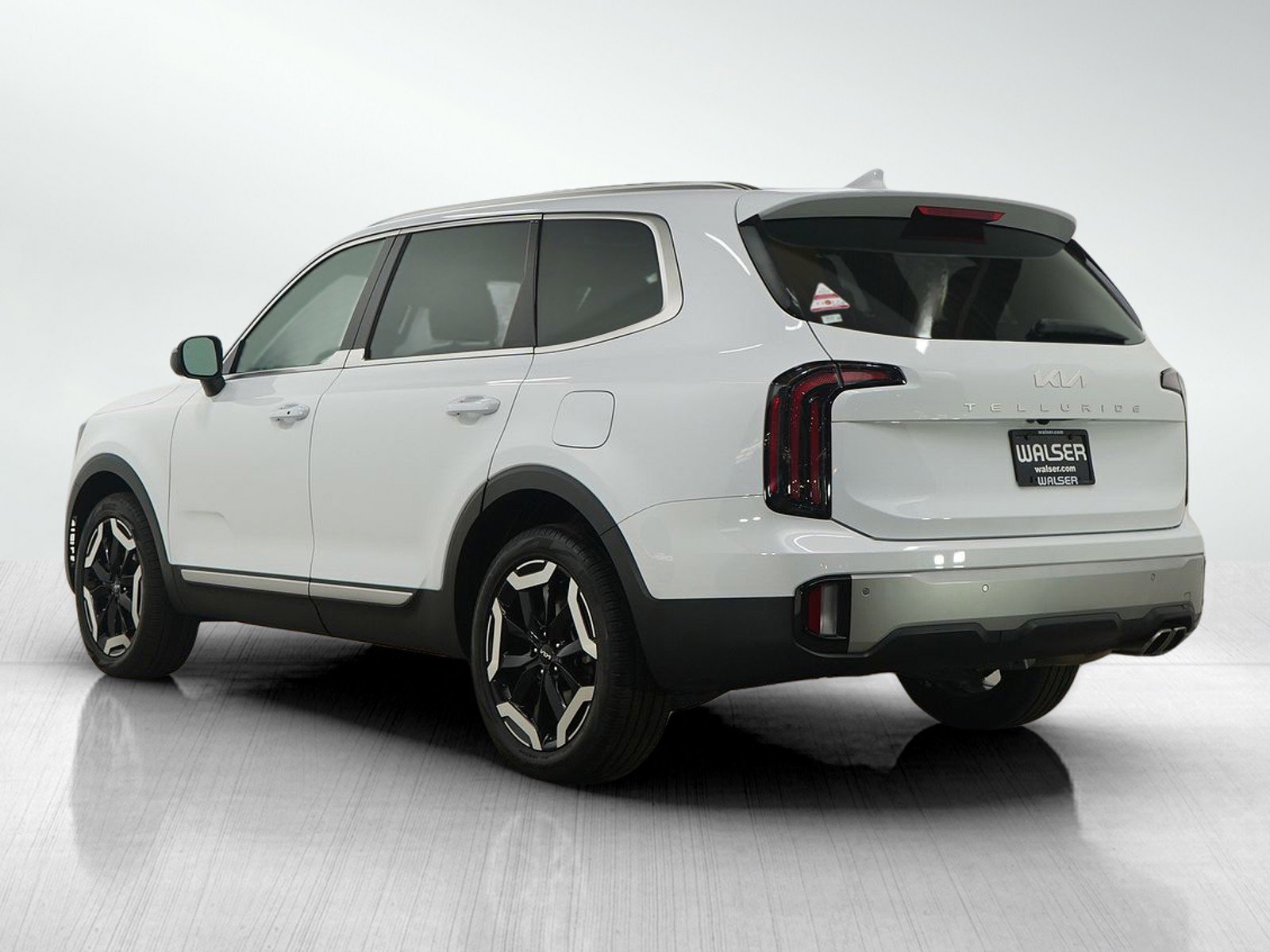 Used 2024 Kia Telluride EX w/ EX Captain's Chair Package image 3