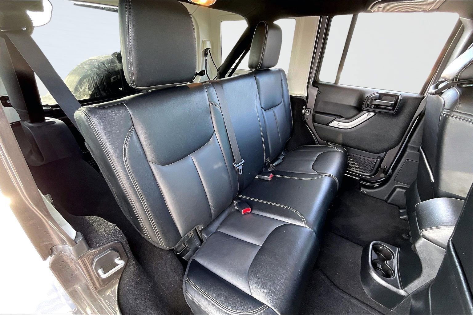 Used 2016 Jeep Wrangler Unlimited Rubicon image 27