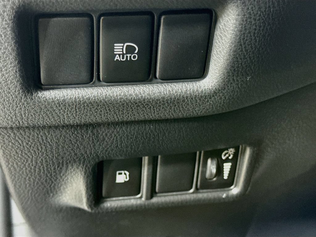 Used 2020 Toyota C-HR LE FWD image 11