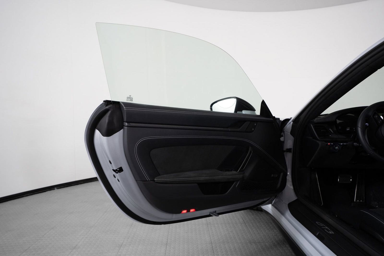 Used 2025 Porsche 911 GT3 RWD image 21