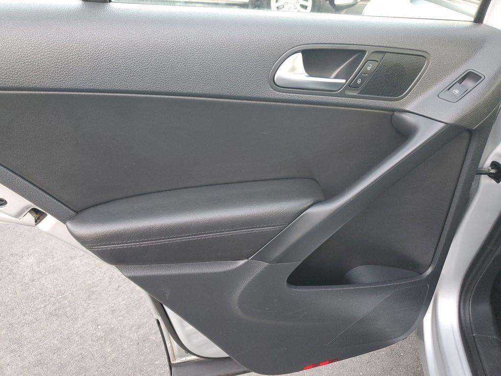 Used 2017 Volkswagen Tiguan S image 15