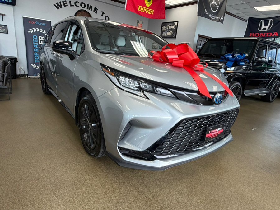 Used 2025 Toyota Sienna XSE FWD image 4