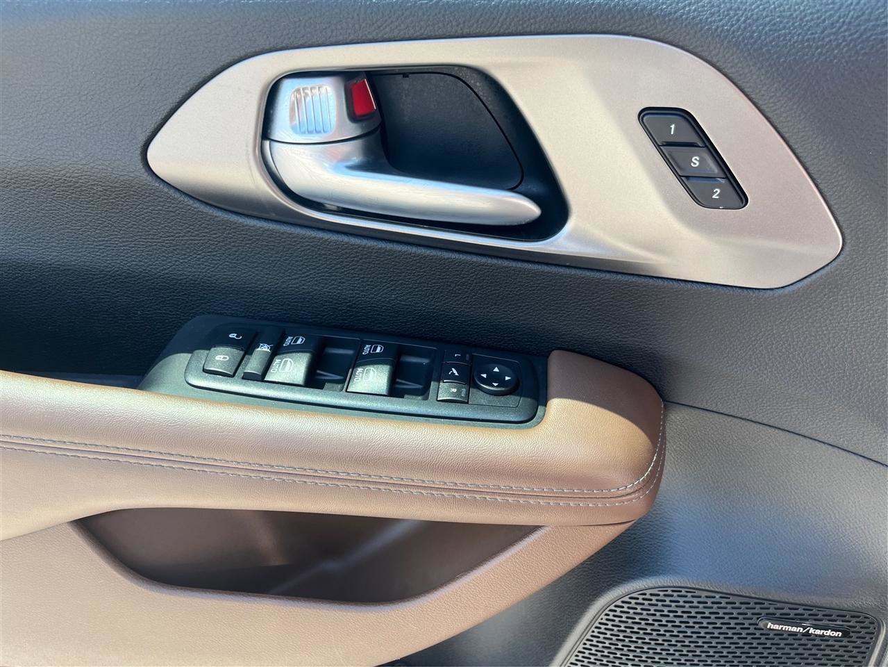 Used 2018 Chrysler Pacifica Limited FWD image 20