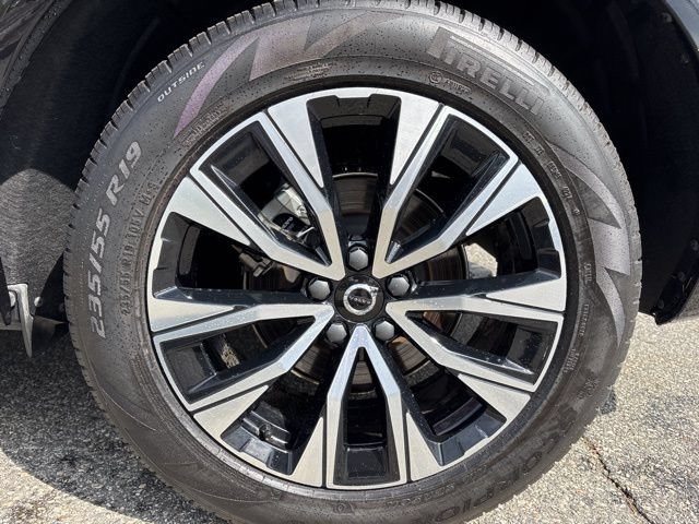 Used 2025 Volvo XC60 B5 Plus AWD/4WD image 10