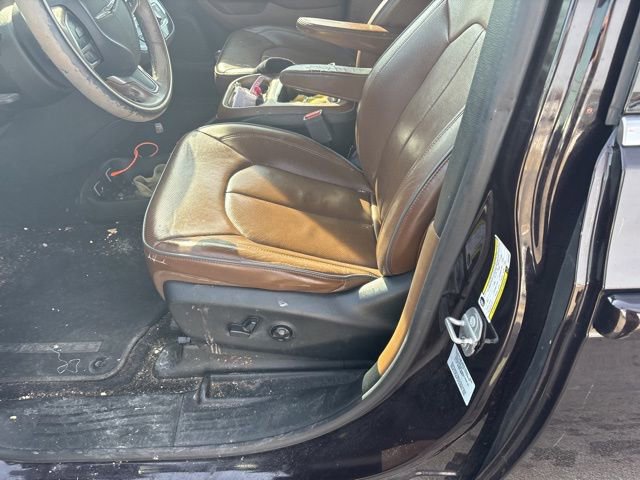 Used 2017 Chrysler Pacifica Limited image 6