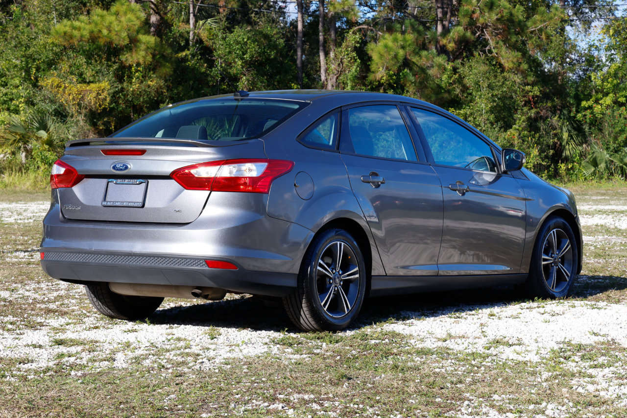 Used 2014 Ford Focus SE w/ SE Sport Package image 11