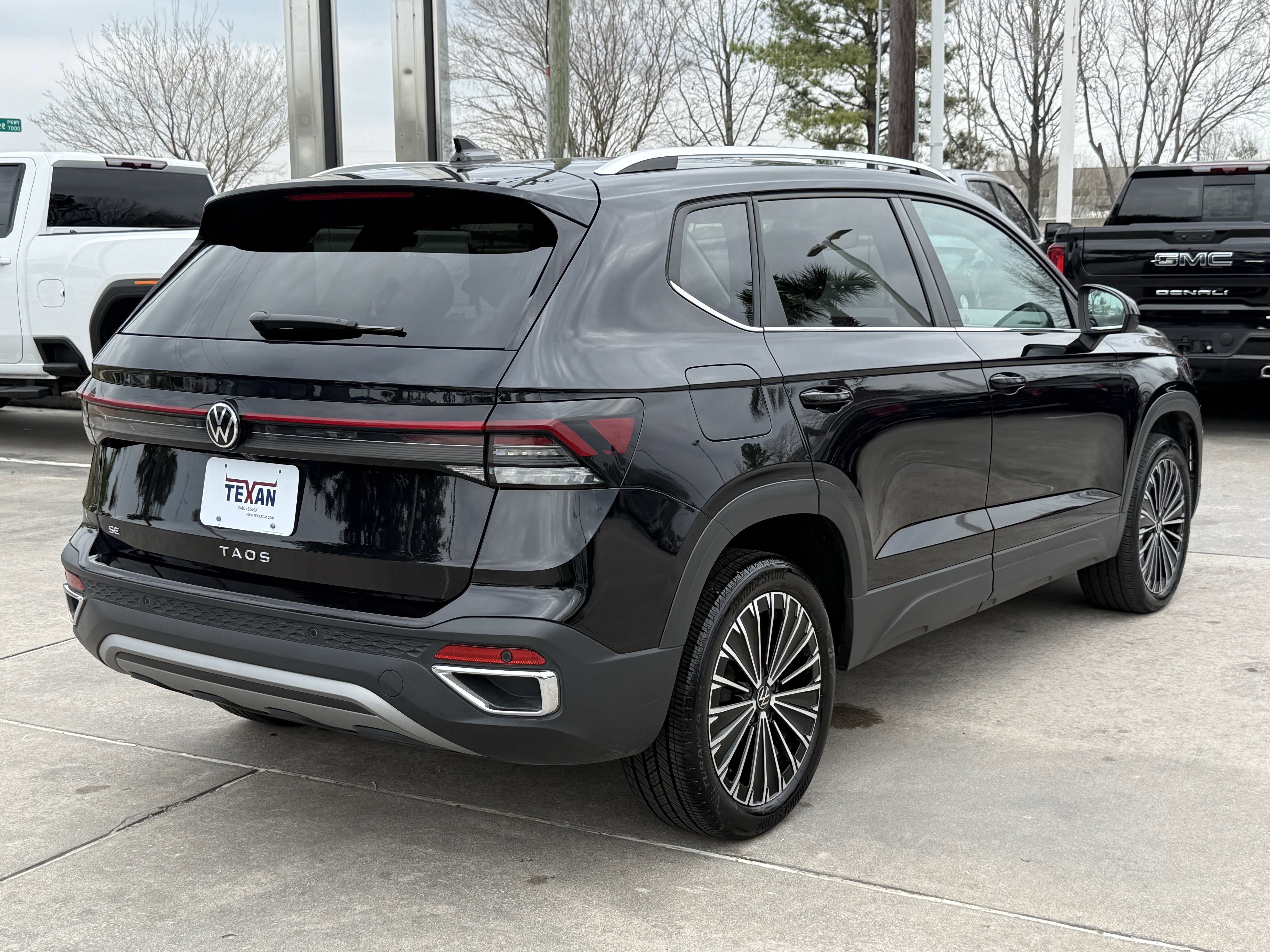 Used 2025 Volkswagen Taos SE image 5
