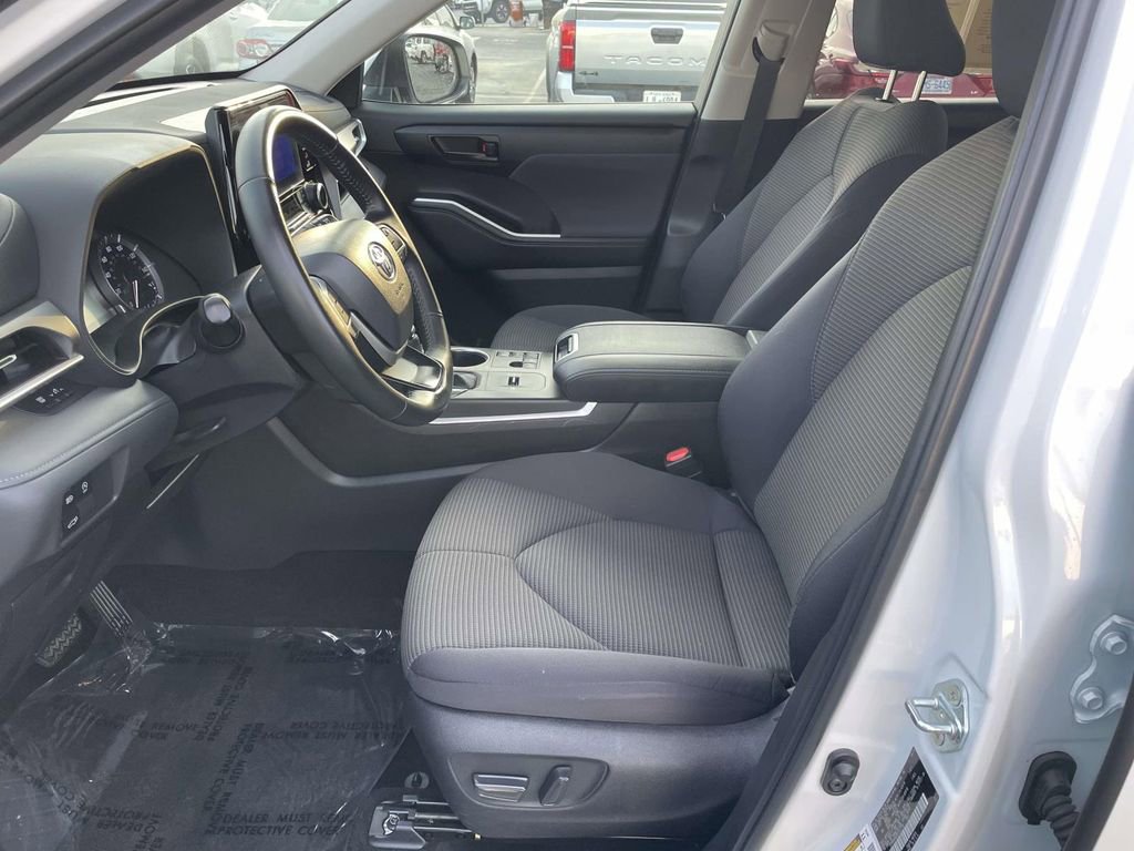 Used 2024 Toyota Highlander LE image 28