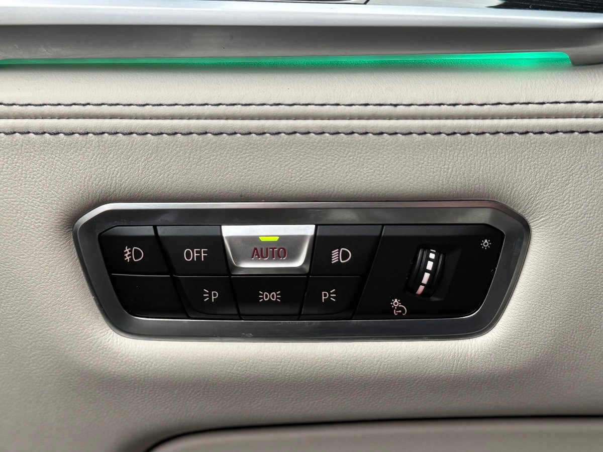 Used 2022 BMW X7 xDrive40i w/ M Sport Package AWD/4WD image 19