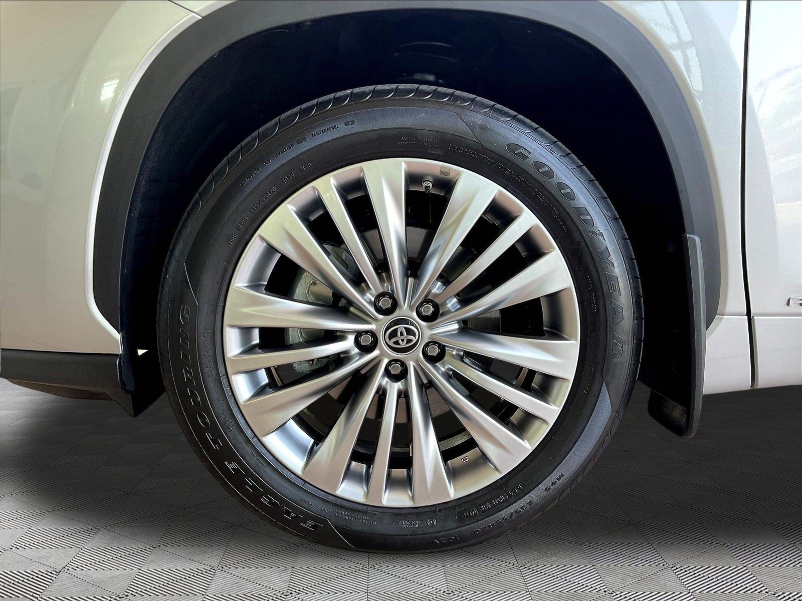 Used 2024 Toyota Highlander Platinum AWD/4WD image 33