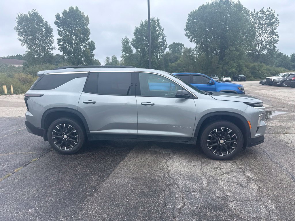 Used 2025 Chevrolet Traverse LT w/ Sun and Wheel Package AWD/4WD image 2