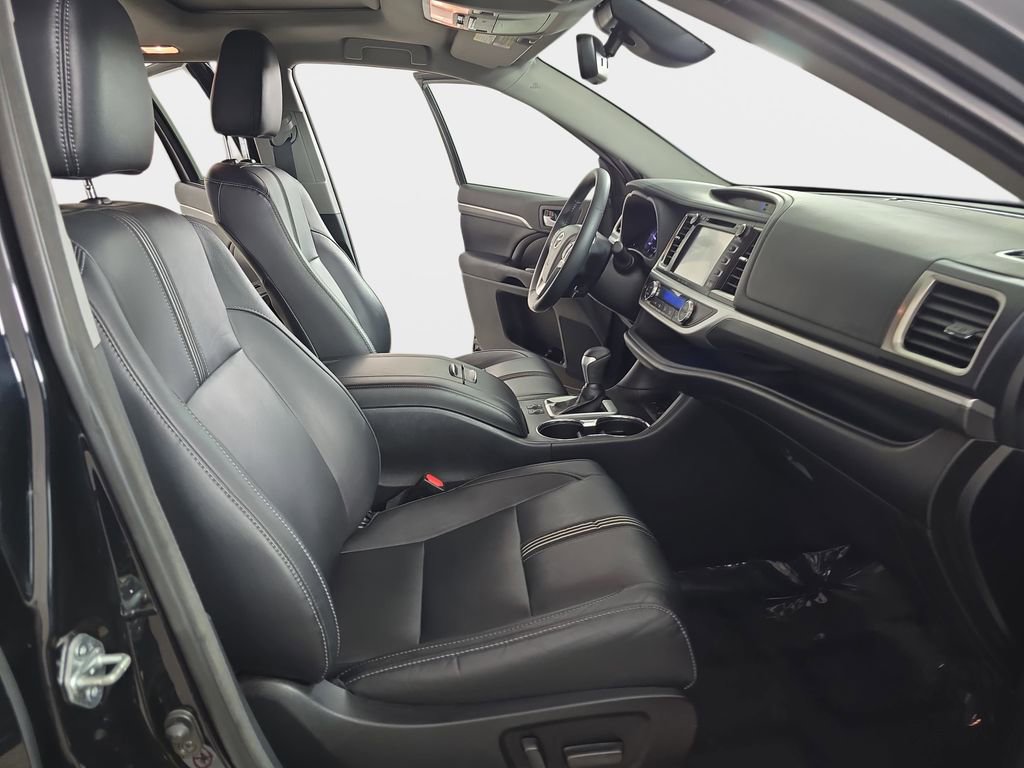 Used 2017 Toyota Highlander SE image 10