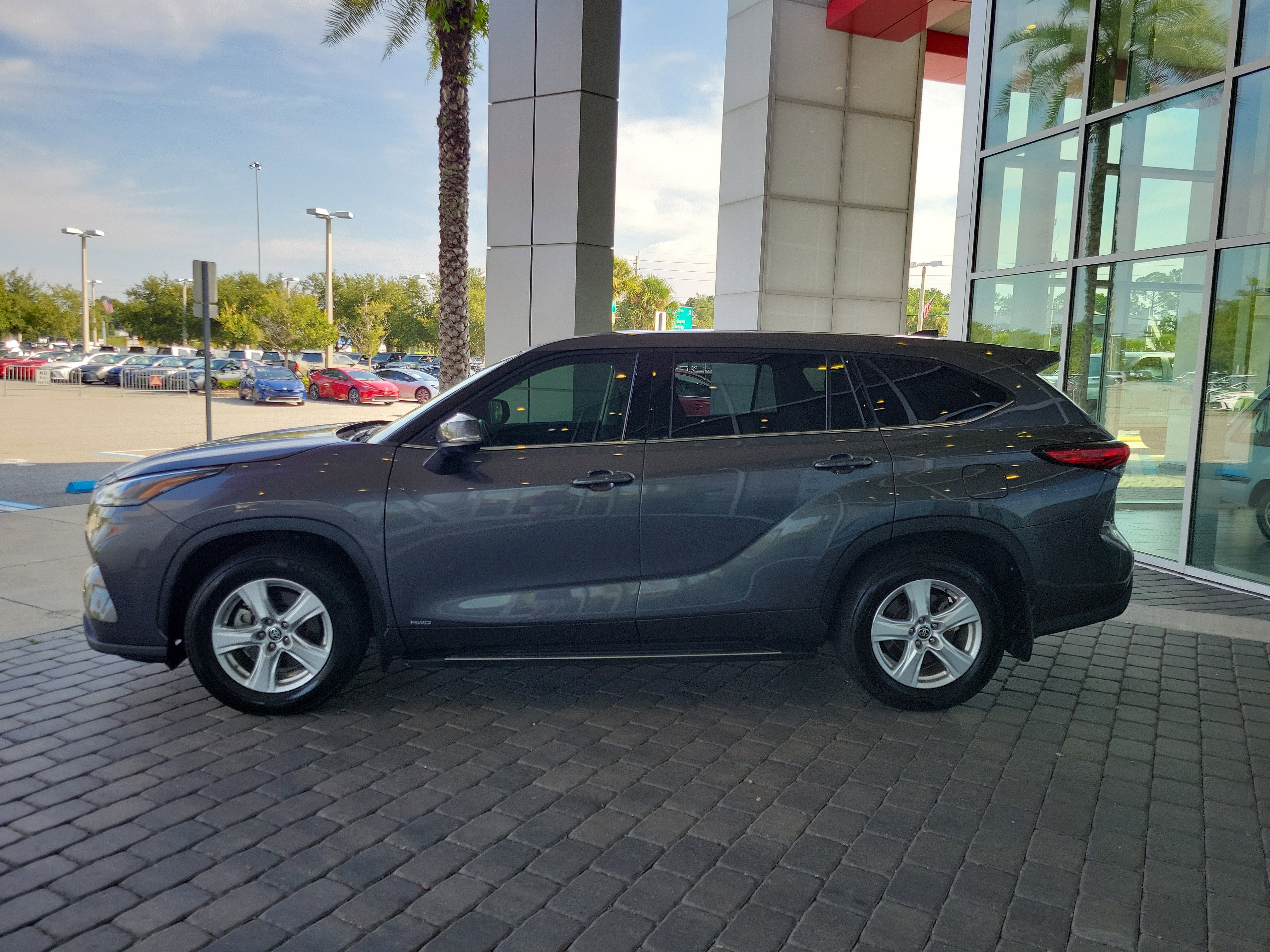 Used 2022 Toyota Highlander LE image 3