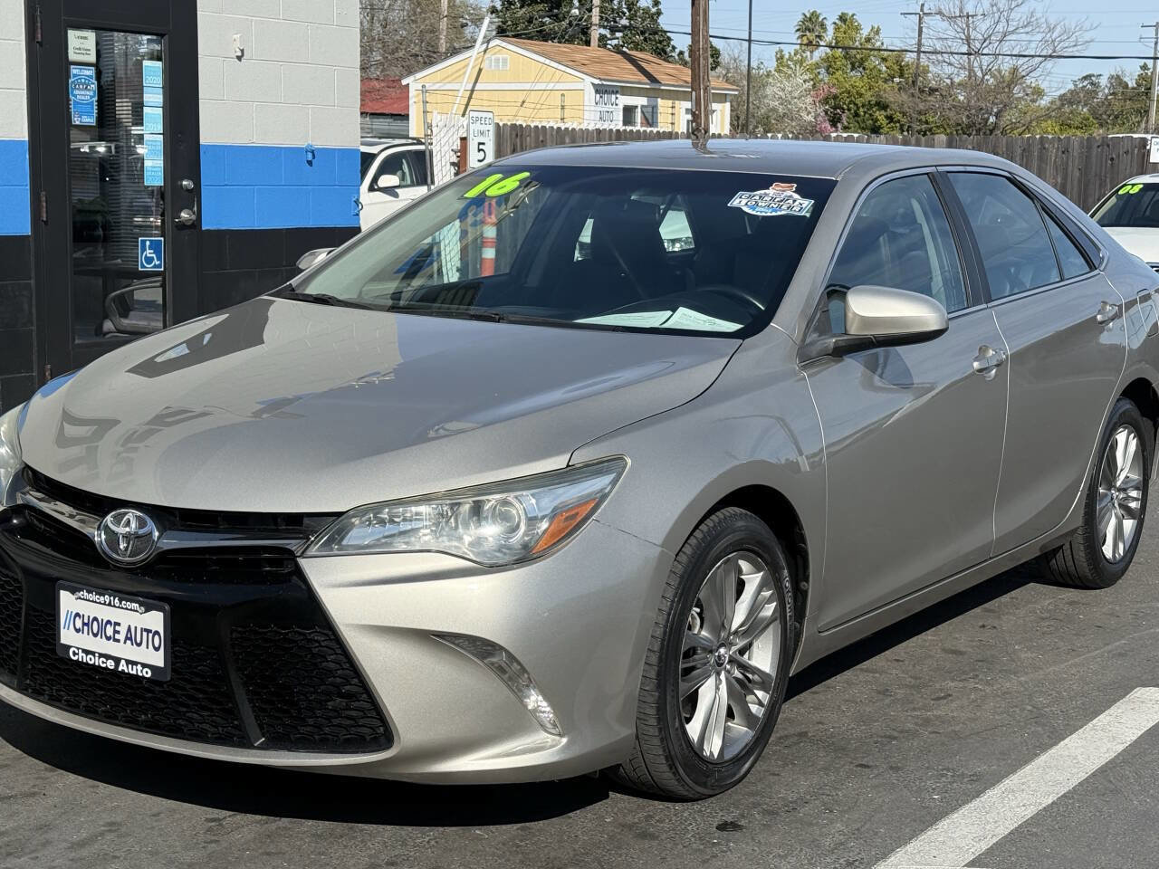 Used 2016 Toyota Camry SE image 3