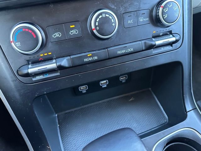 Used 2022 Kia Carnival LX image 36