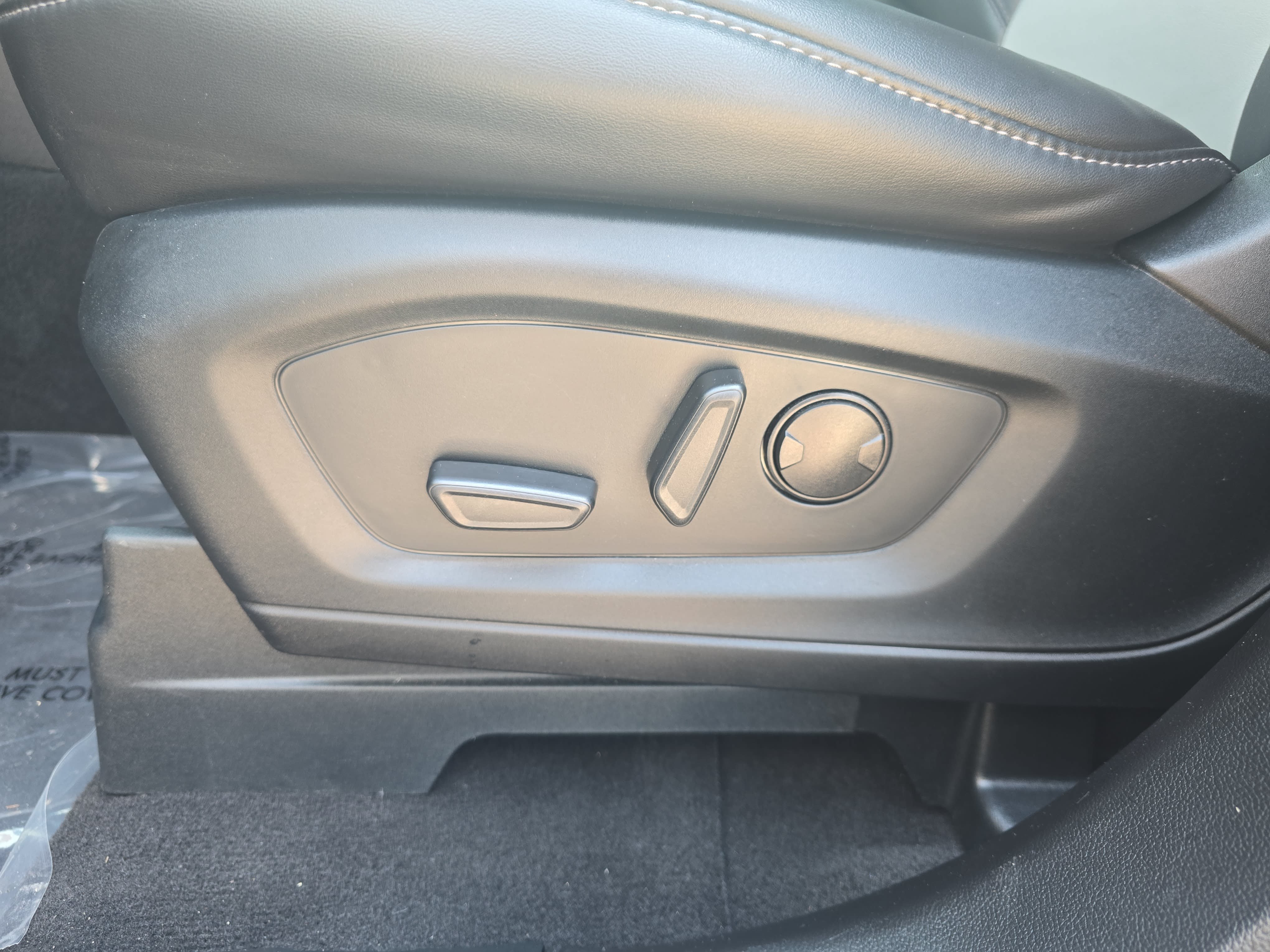Used 2023 Ford Explorer XLT w/ Equipment Group 202A AWD/4WD image 28