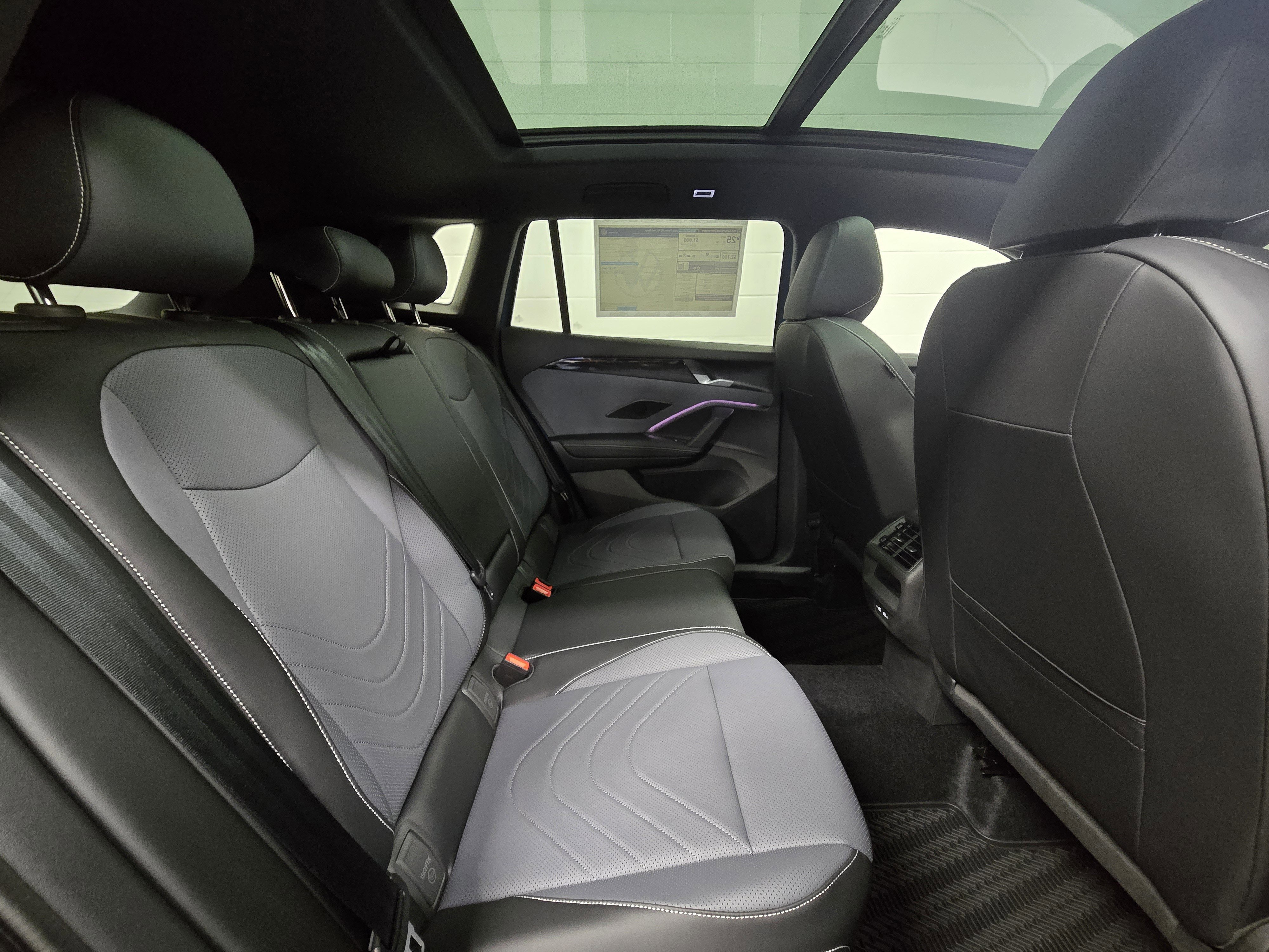 New 2025 Volkswagen Tiguan SE R-Line image 15