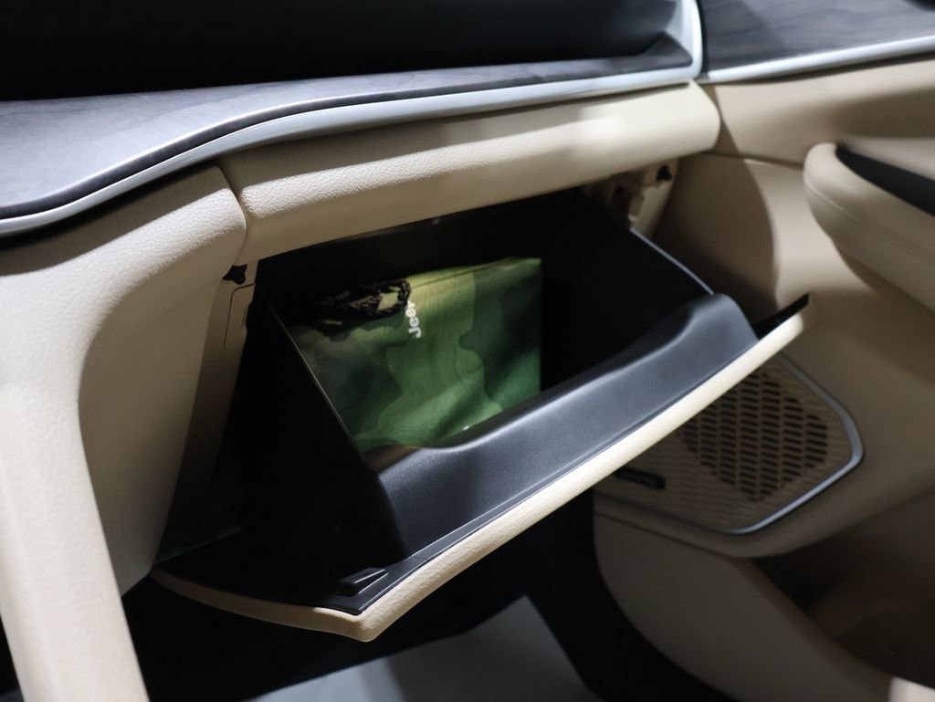 Used 2023 Jeep Grand Cherokee L Limited w/ Luxury Tech Group II image 31