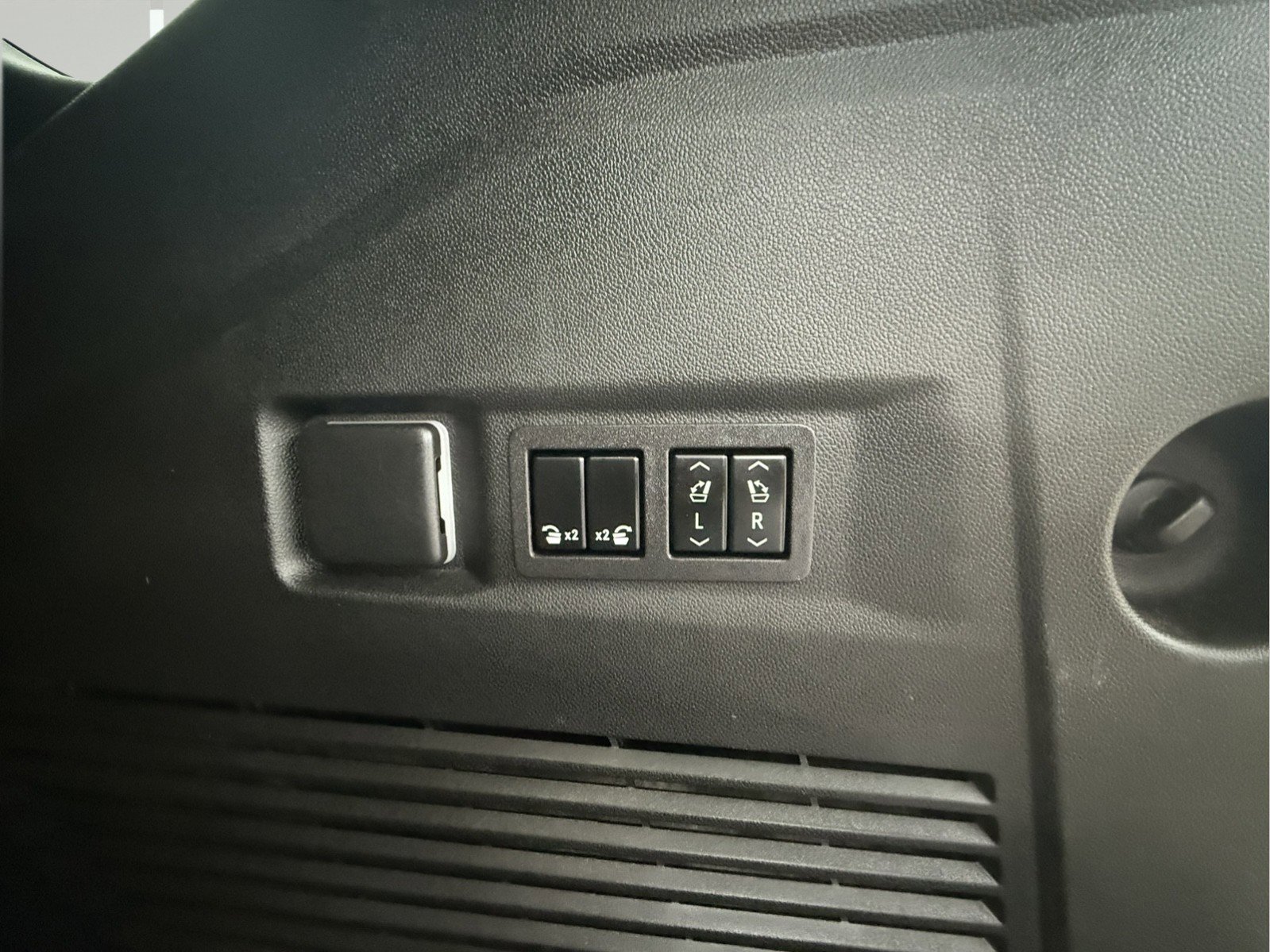 Certified 2023 GMC Yukon Denali Ultimate image 42