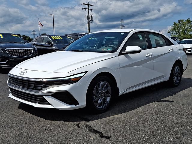 Used 2024 Hyundai Elantra SEL FWD image 3