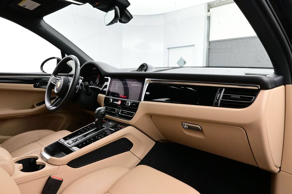 Certified 2025 Porsche Macan AWD/4WD image 19