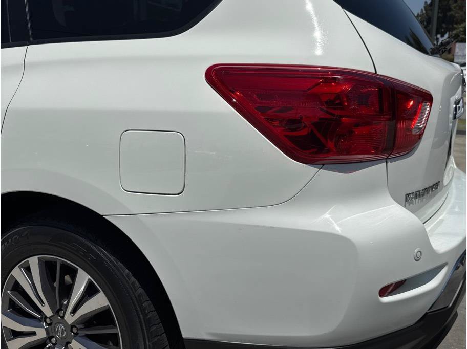 Used 2020 Nissan Pathfinder SL FWD image 46