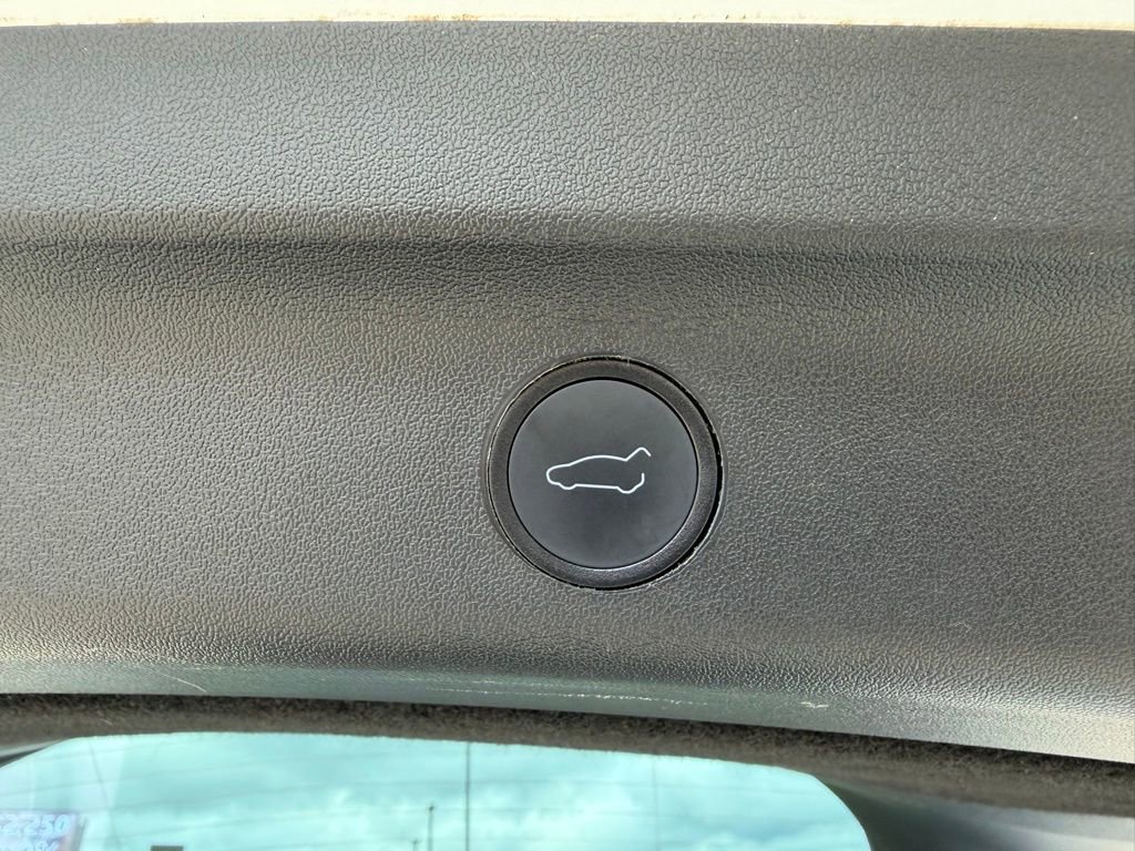 Used 2022 Tesla Model Y Long Range image 11