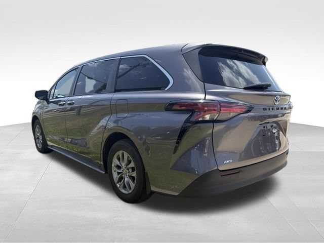 Used 2021 Toyota Sienna XLE AWD/4WD image 2