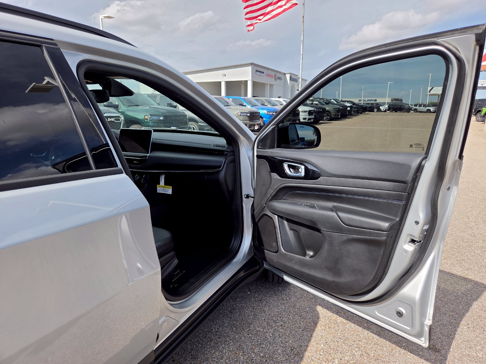 New 2026 Jeep Compass Latitude AWD/4WD image 18