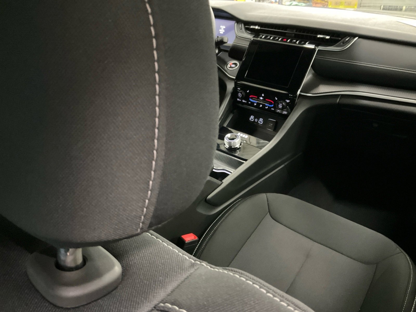 Used 2025 Jeep Grand Cherokee Laredo w/ Luxury Tech Group I image 22