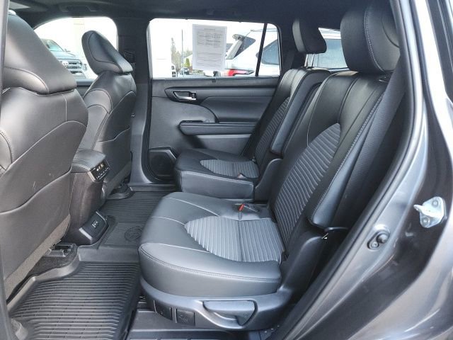 Used 2025 Toyota Highlander XSE image 18
