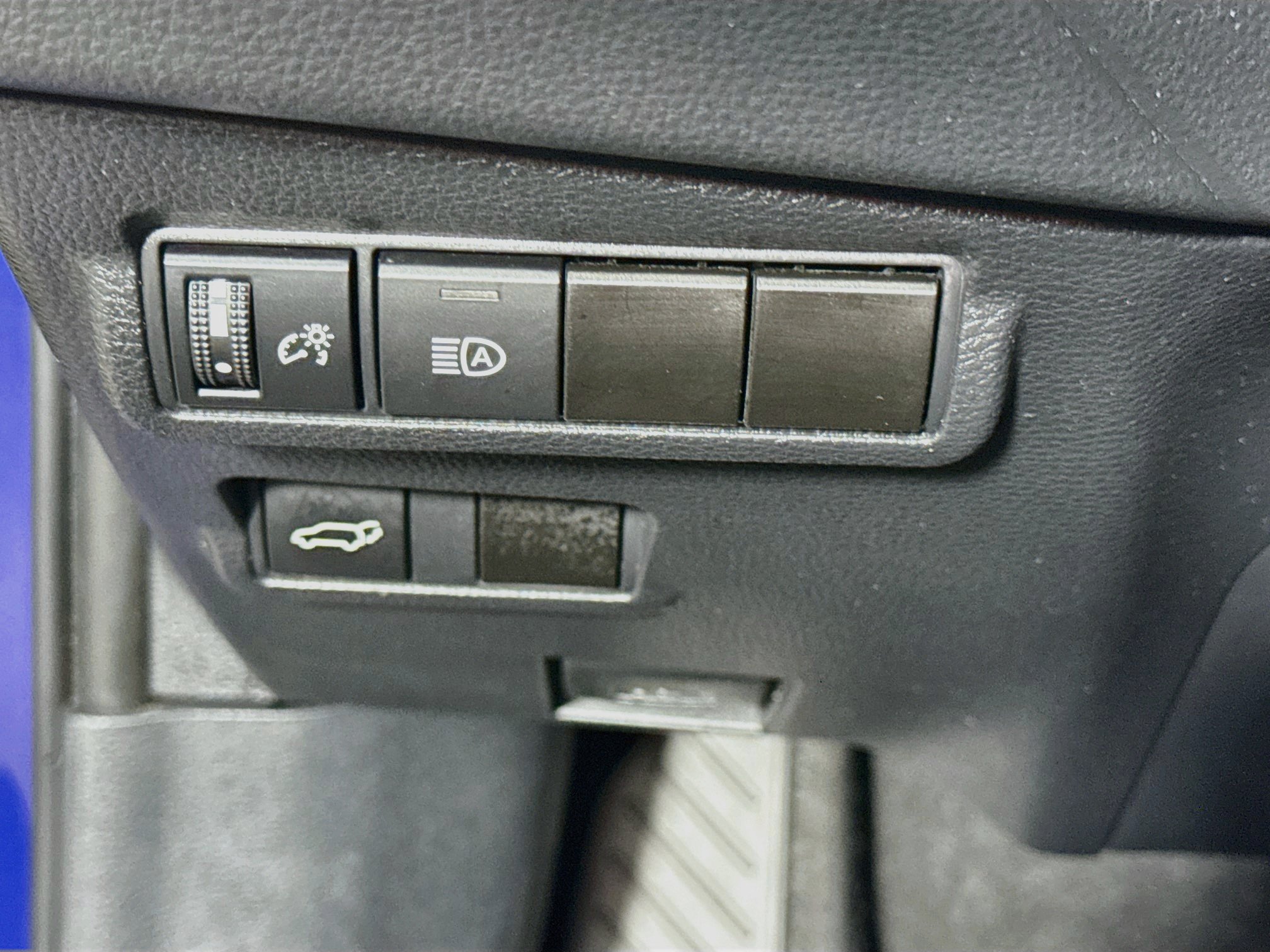 Used 2022 Toyota Corolla Cross XLE w/ Convenience Package FWD image 10