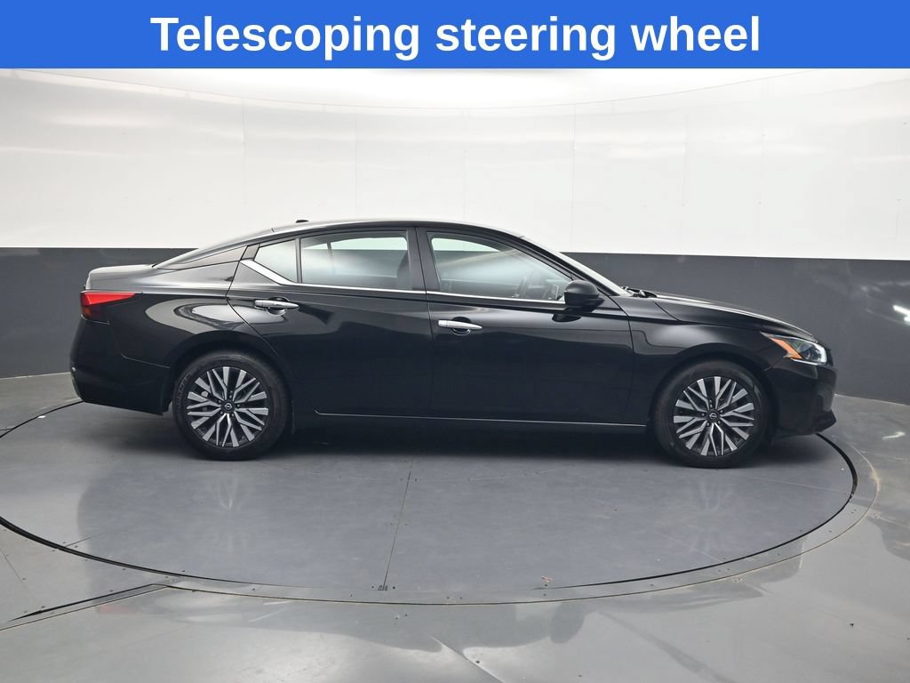 Used 2024 Nissan Altima 2.5 SV FWD image 3