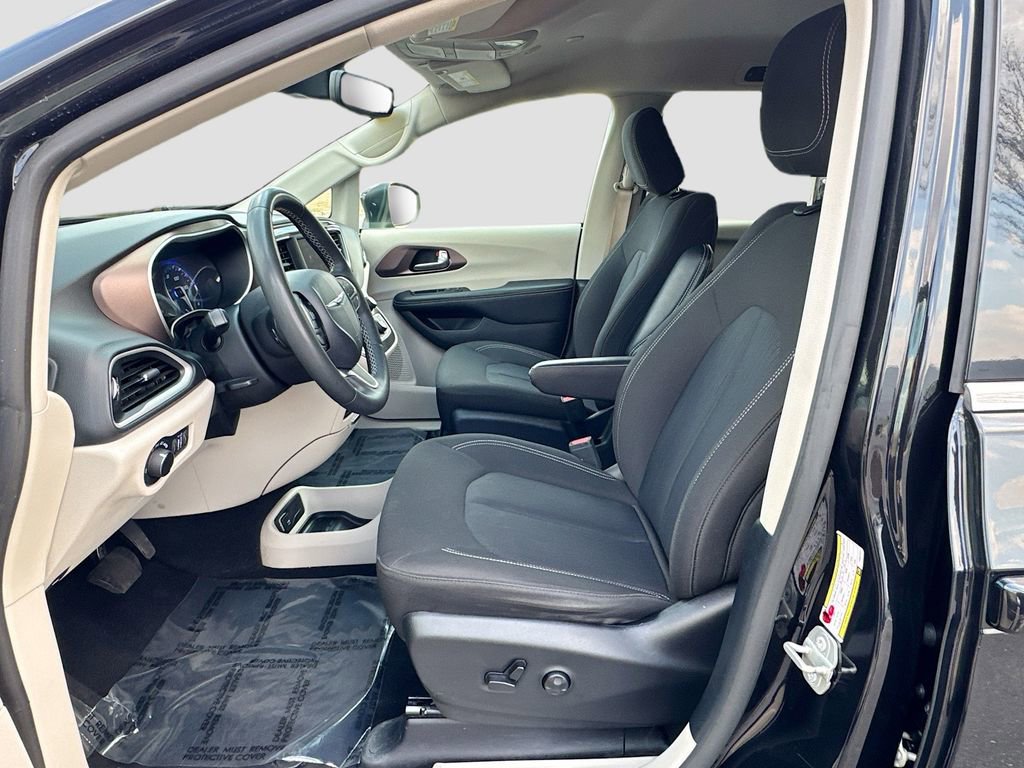 Used 2023 Chrysler Voyager LX image 27