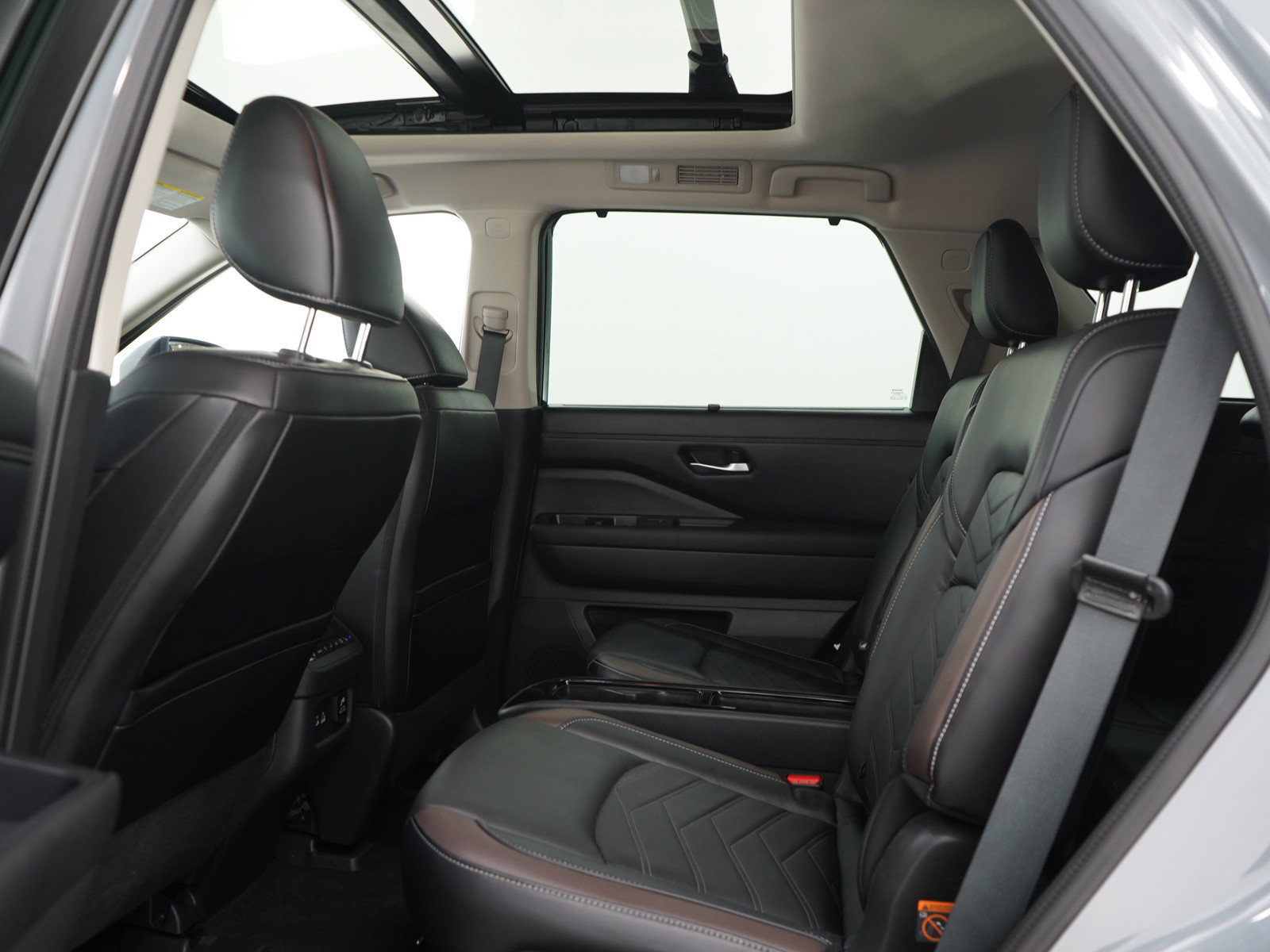 Used 2024 Nissan Pathfinder Platinum AWD/4WD image 17