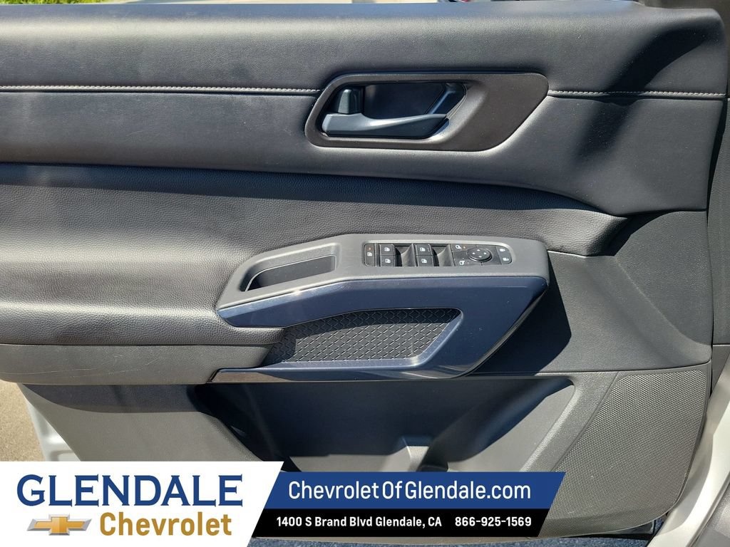 Used 2025 Nissan Pathfinder SV FWD image 36