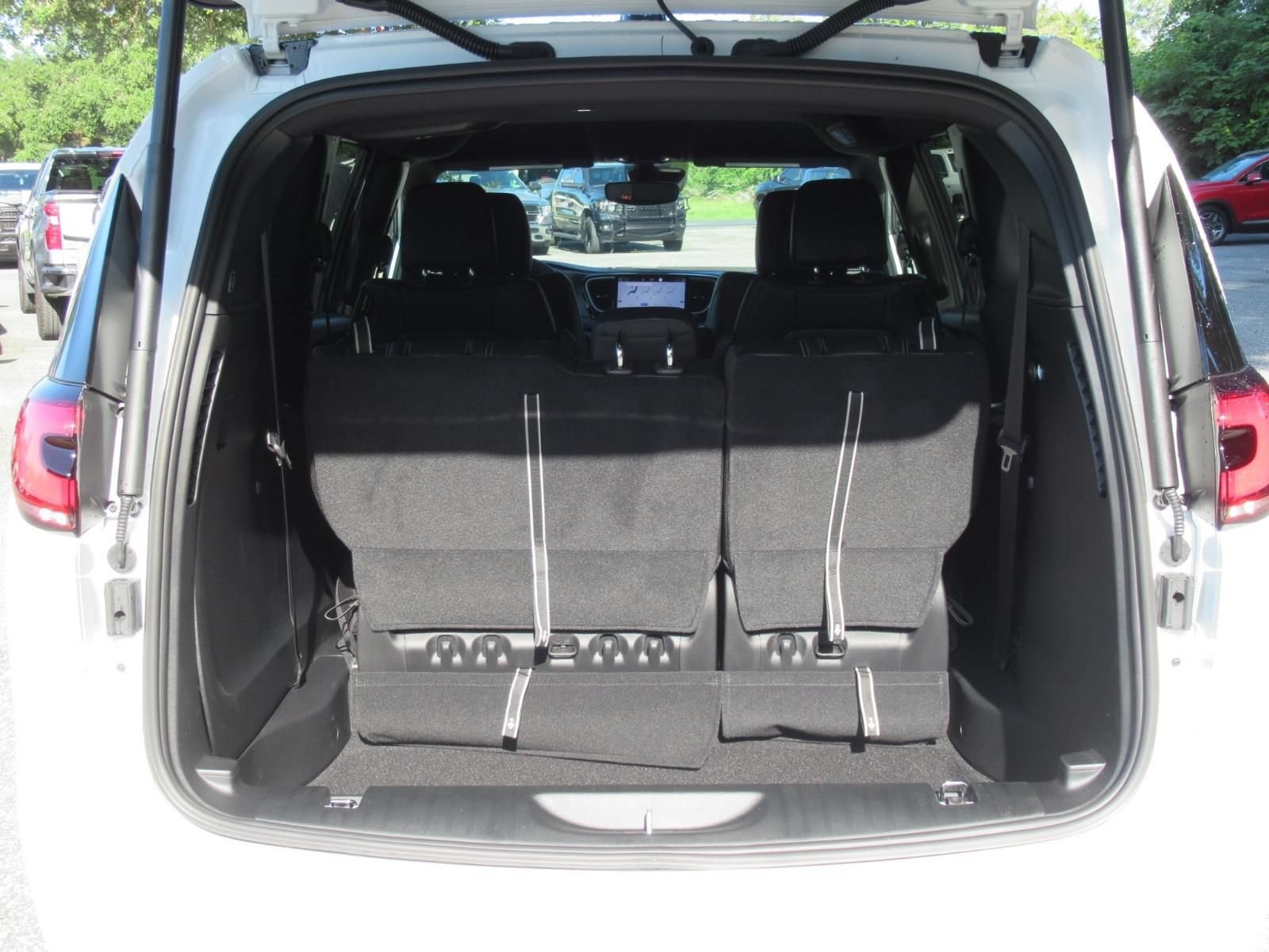 New 2027 Chrysler Pacifica Select FWD image 34